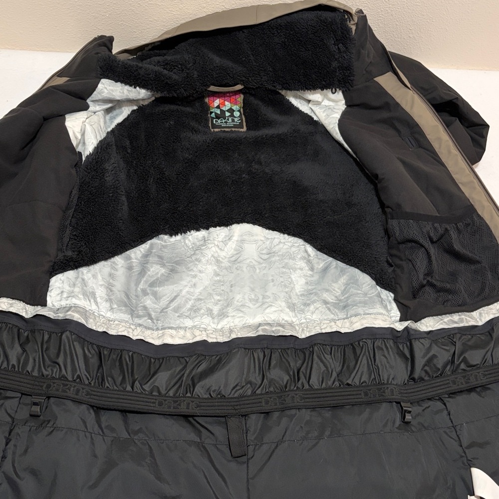 Dakine Women’s Snowboarding Jacket, size large. - Picture 13 of 14